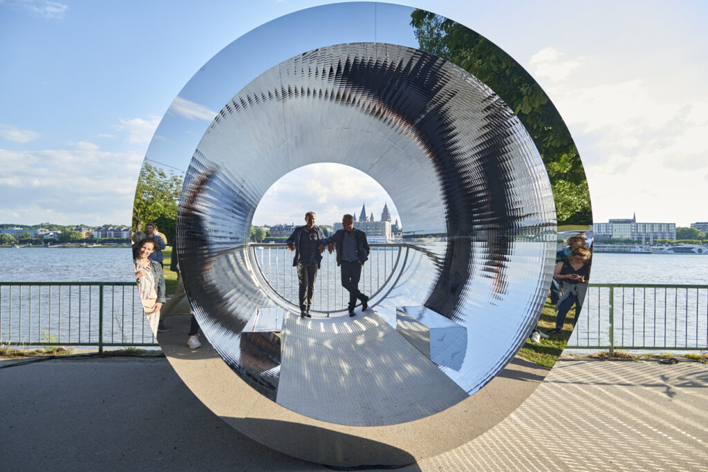 Begehbare Röhrenskulptur „Dem Wasser gewidmet“ am Kasteler Ufer