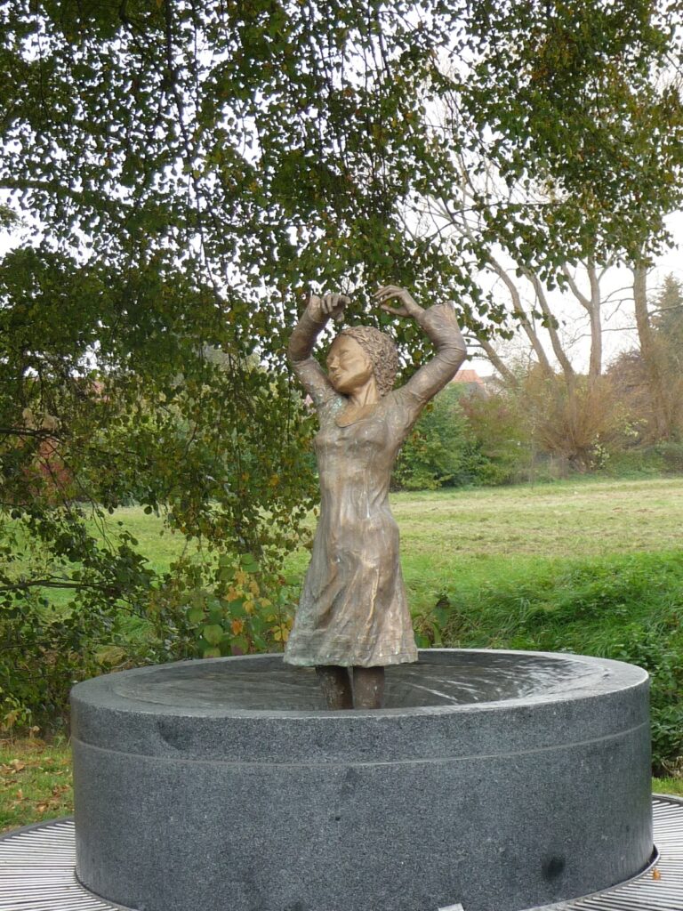 Bachtanz figur brunnen langenselbold