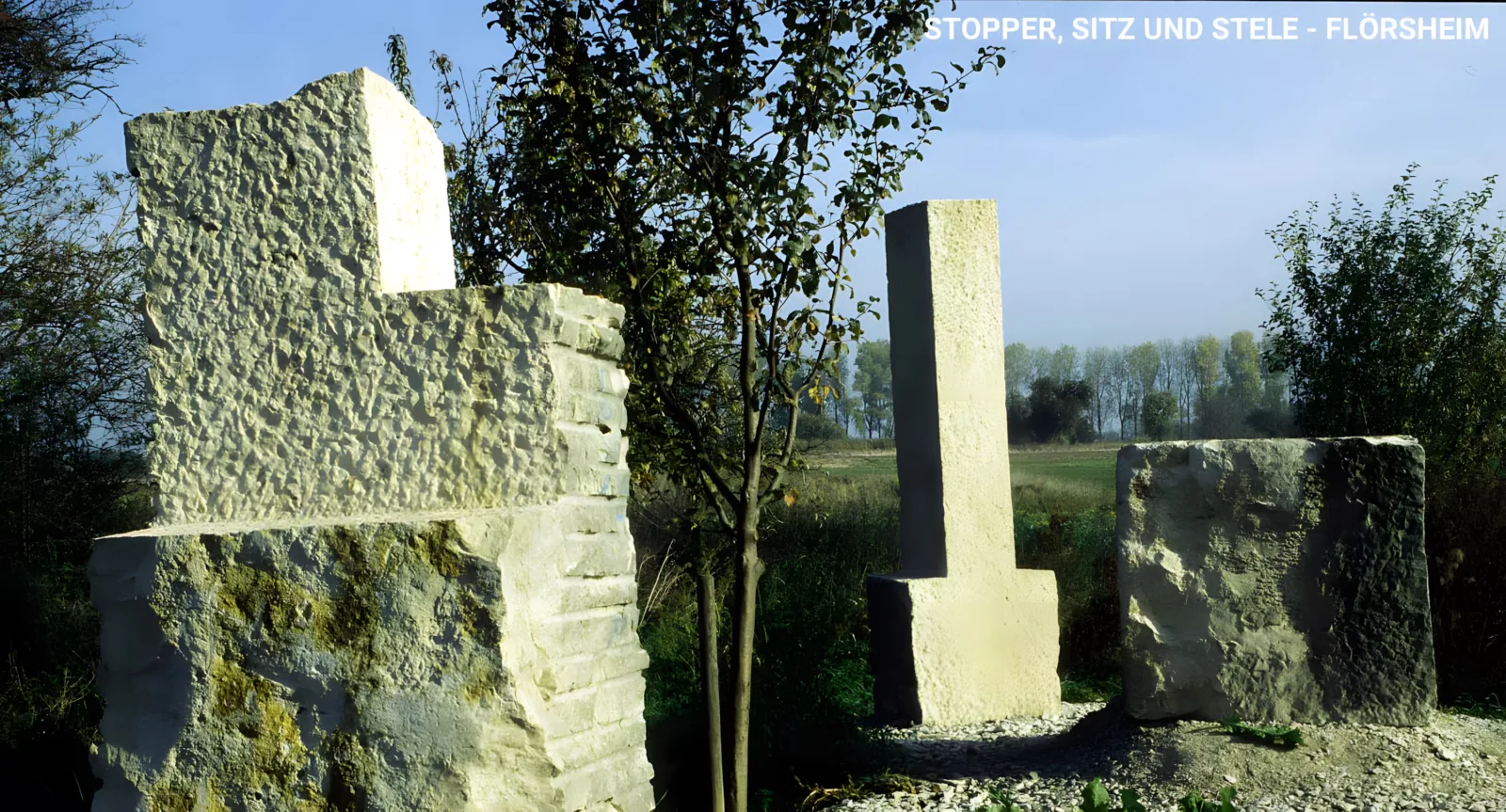Stopper, steinerner Sitz, schmale Stele