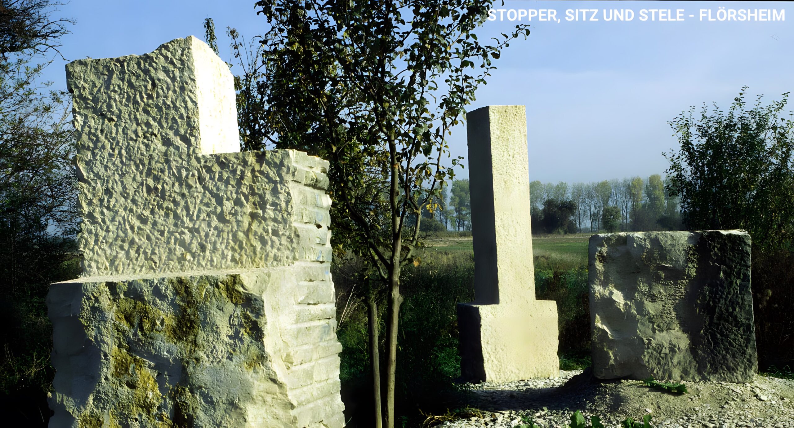 Stopper, steinerner Sitz, schmale Stele
