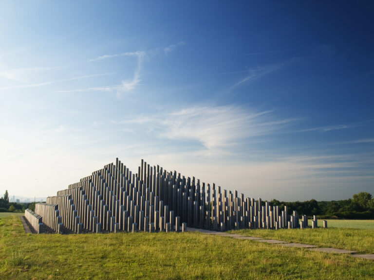 Bogun Südwest Dreieich Stangenpyramide Landschaft Wolkenbilder Projekt